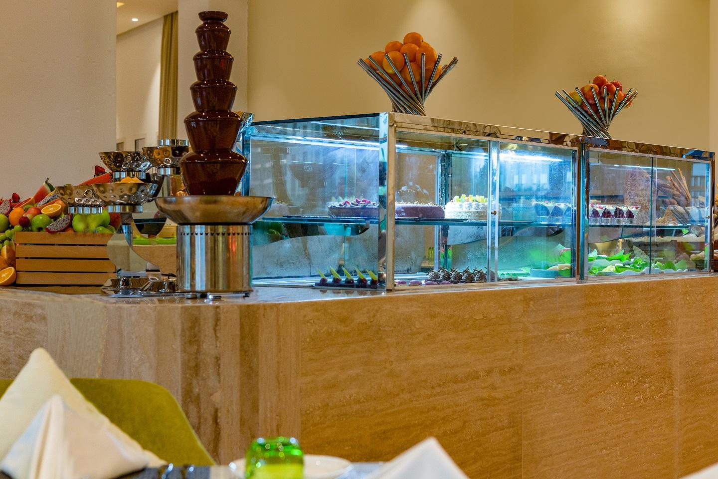 Hotel Dusitd2 Salwa Doha Exterior foto A dessert counter at a hotel